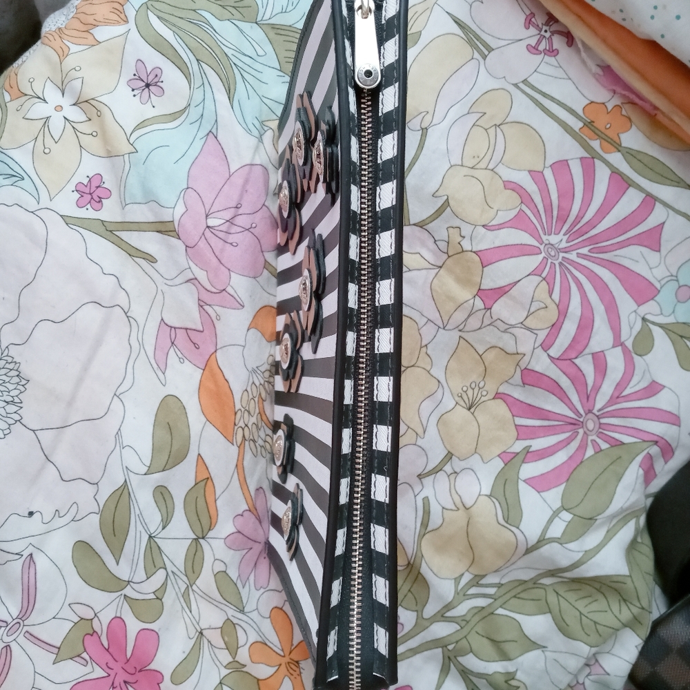 ⭐❤️Henri Bendel GORGEOUS and STUNNING Floral Bag or cosmetic pouch ❤️⭐Fl… - Picture 3 of 16